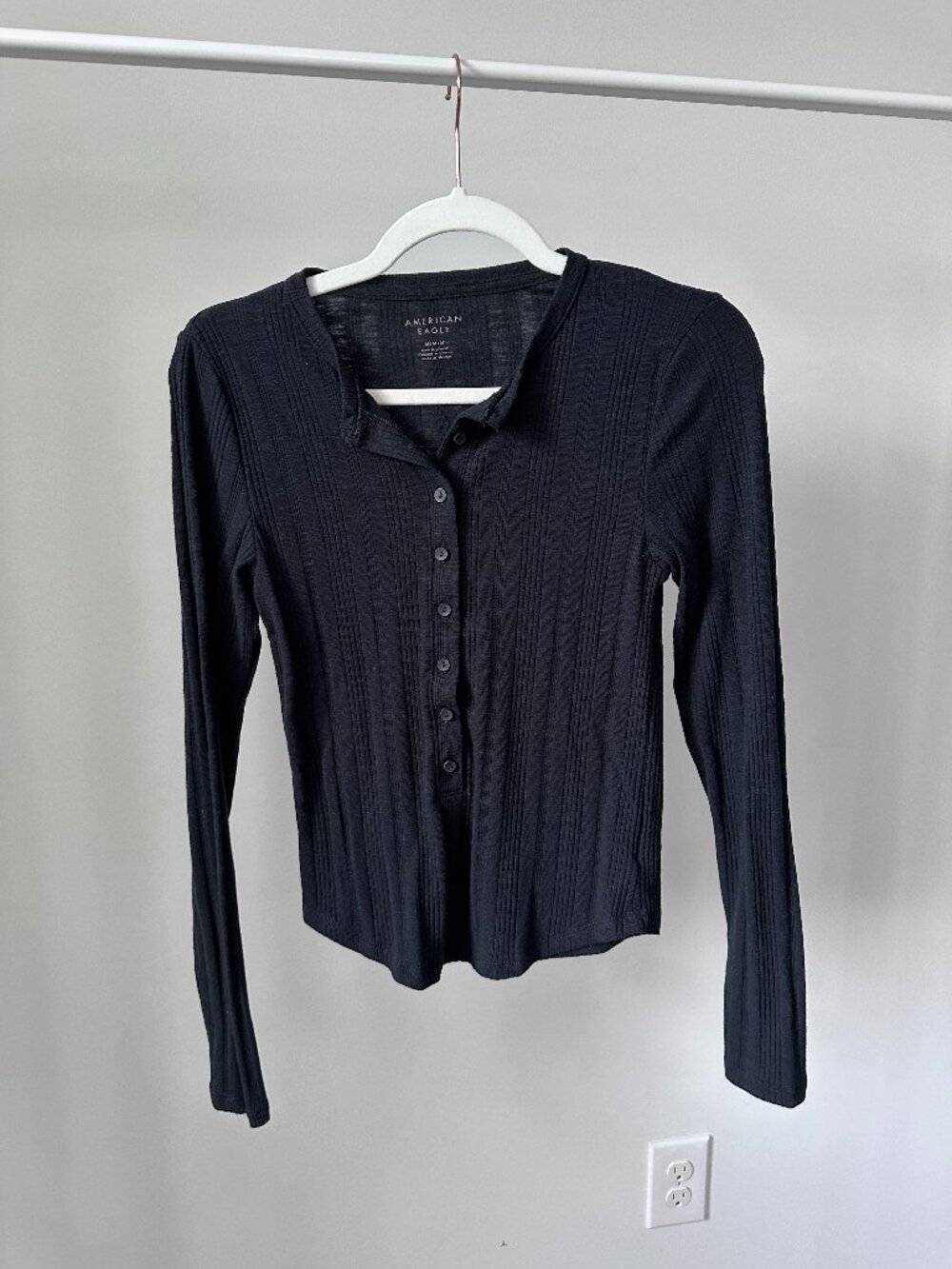 American Eagle AE Long Sleeve Henley T-Shirt Black Size Medium Washed Never Worn